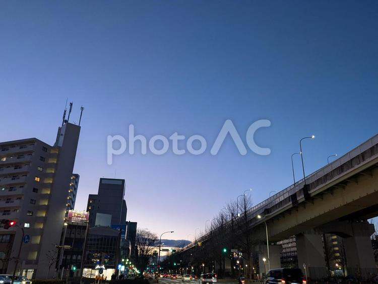 街中のマジックアワー トワイライト,マジックアワー,ビルの写真素材