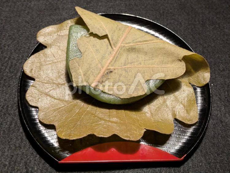 端午の節句前の半月皿に載った柏餅 和菓子,餅菓子,柏もちの写真素材