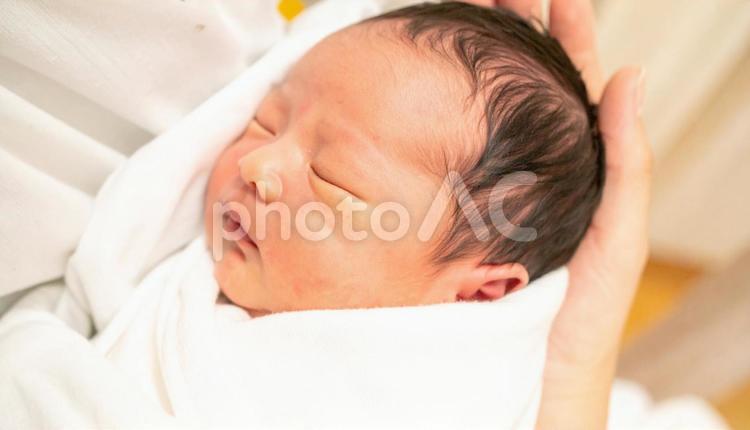 白いおくるみに包まれた日本人の赤ちゃん 新生児,赤ちゃん,ベビーの写真素材