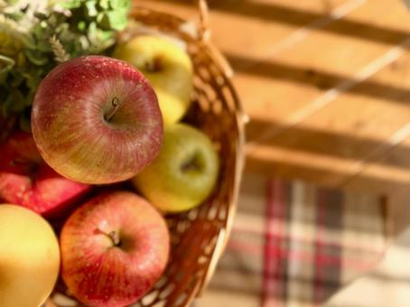 かごに入ったりんご りんご,秋,冬の写真素材