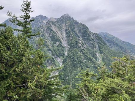池の平トレッキング中に見えた山 池の平トレッキング中に見えた山の写真