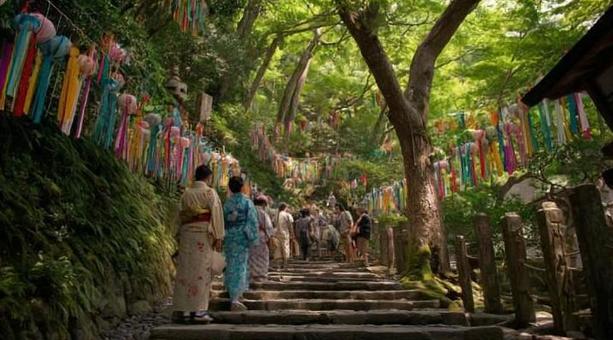 お寺の石段と風鈴回廊 お寺の石段と風鈴回廊の写真