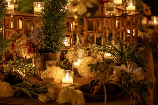 夜に輝く花とキャンドルの幻想的な雰囲気 キャンドル,花,ライトアップの写真素材