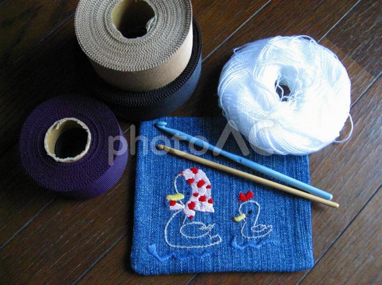 刺繍の敷き物とグログランリボンと毛糸 刺繍,アヒル,手芸の写真素材