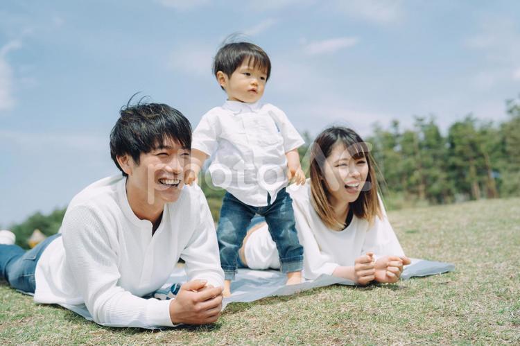 空と家族・ファミリー・赤ちゃん 家族,赤ちゃん,ファミリーの写真素材