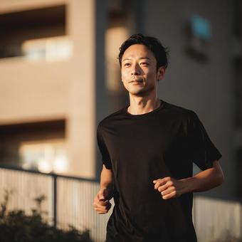 ジョギングをする日本人男性 ジョギングをする日本人男性の写真