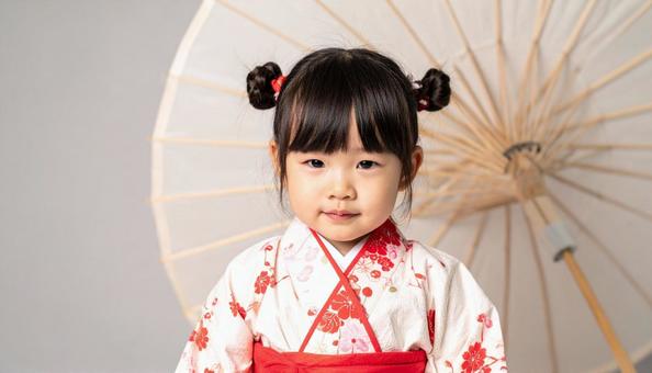 七五三でツインお団子で着物を着た女の子の写真