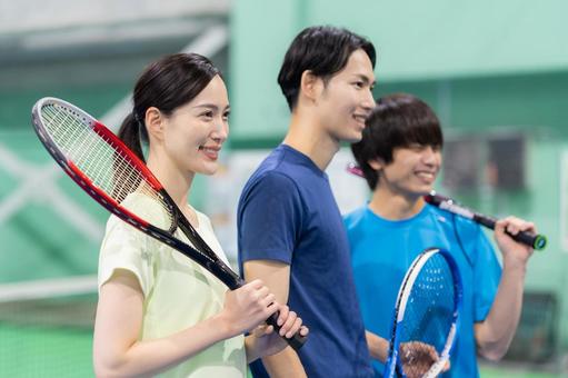 スポーツジムでテニスをする若い男女 テニス,テニススクール,スポーツジムの写真素材