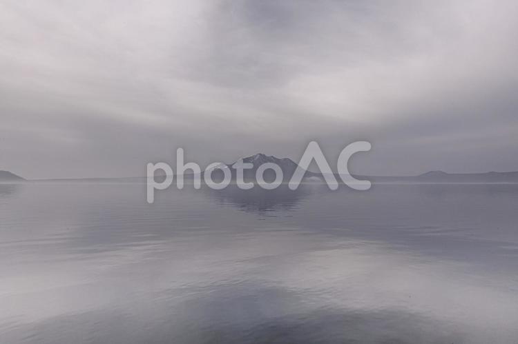 霞かかる朝の湖と山々 朝,秋,哀愁の写真素材