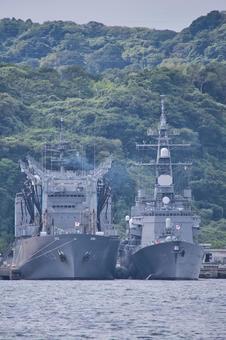 横須賀港に停泊している船 横須賀港,船,最先端の写真素材