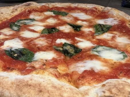 美味しそうな窯焼きマルゲリータのピザ ピザ,マルゲリータ,トマトの写真素材