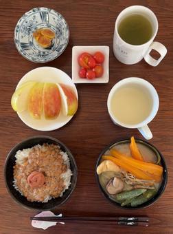 ご飯に納豆と紫蘇漬け梅干しなどの朝食 ご飯に納豆と紫蘇漬け梅干しなどの朝食の写真