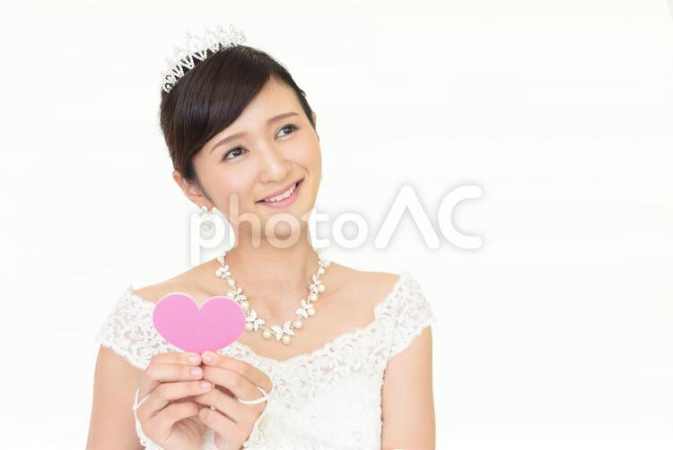 ハートマークを持つ笑顔の花嫁 女性,女,花嫁の写真素材