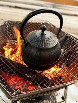 焚き火で湯を沸かす様子 焚き火,直火,鉄瓶の写真素材