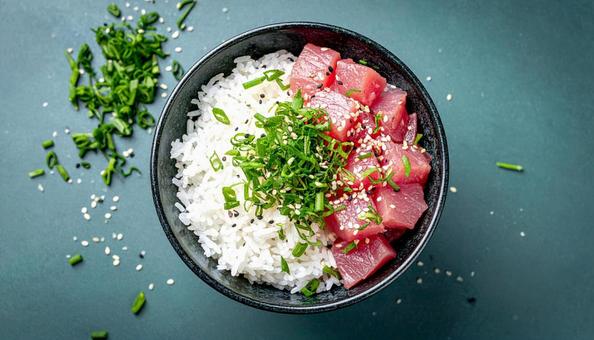 まぐろの漬け丼・ネギのせの写真