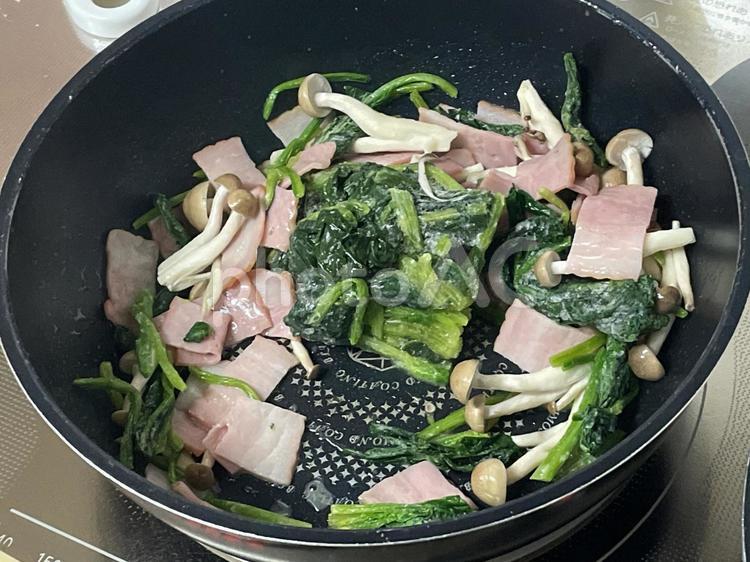 ほうれん草とベーコン、キノコの炒め物 食べ物,おかず,野菜の写真素材