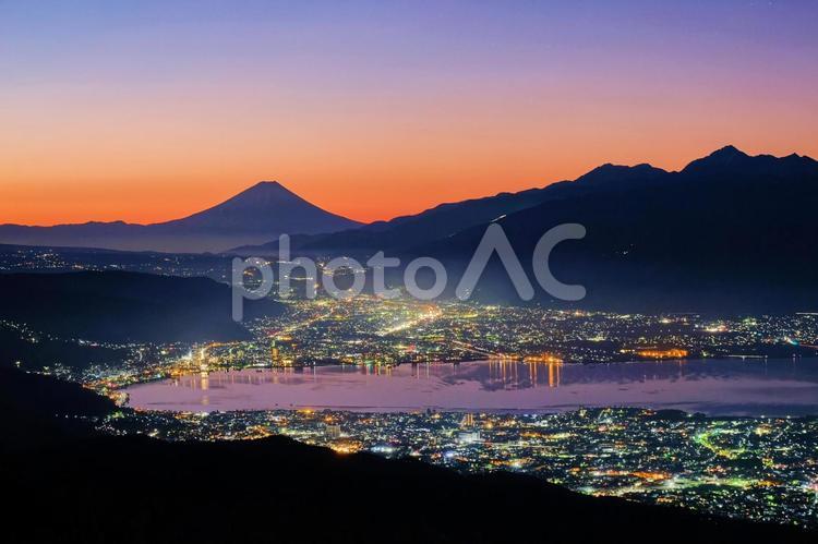 高ボッチ山からみる富士山の夜明けと諏訪湖の夜景 冬,自然,夜明けの写真素材