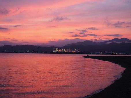 夕焼けの海岸線 夕焼けの海岸線の写真