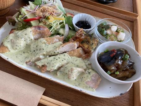 チキンバジルのクリームソースプレート プレート,ランチ,バジルの写真素材