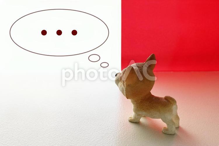 考え中の犬（文字変更可能PSD） ふきだし,コピースペース,文字の写真素材