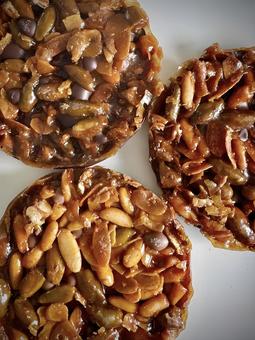 香ばしいナッツのフロランタン 香ばしいナッツのフロランタン 焼き菓子,クッキー,フロランタンの写真素材