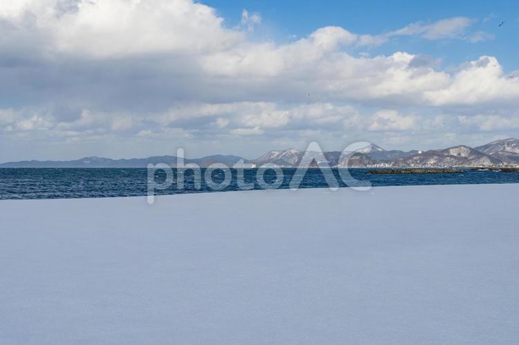 冬、雪が積もったビーチ。青森、合浦公園 冬,雪,ビーチの写真素材