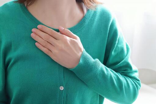 胸に手を当てる女性　メンタル メンタル,心,気持ちの写真素材