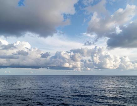 曇りの夏空と広がる水平線 曇りの夏空と広がる水平線の写真