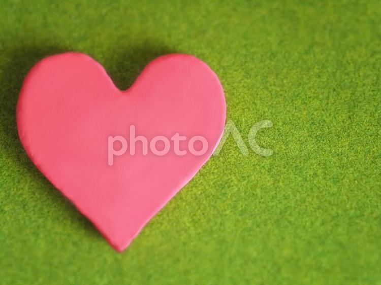 芝生とピンクのハート ハート,緑,ピンクの写真素材