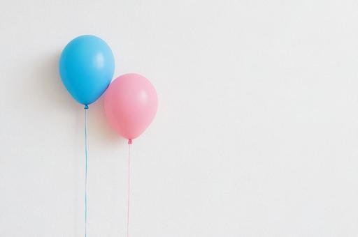 青とピンクの風船の写真
