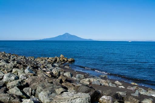 日本海越しに望む夏の利尻岳の雄大な風景 日本海越しに望む夏の利尻岳の雄大な風景 利尻岳,青空,岩場の写真素材