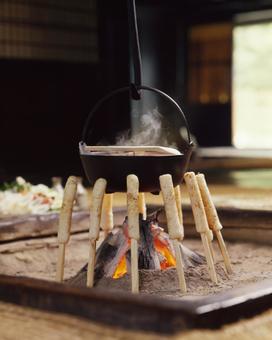 囲炉裏を囲むきりたんぽ 囲炉裏を囲むきりたんぽの写真