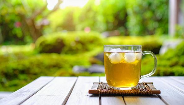 麦茶 夏 ガラスのコップ 氷入り 麦茶 夏 ガラスのコップ 氷入りの写真