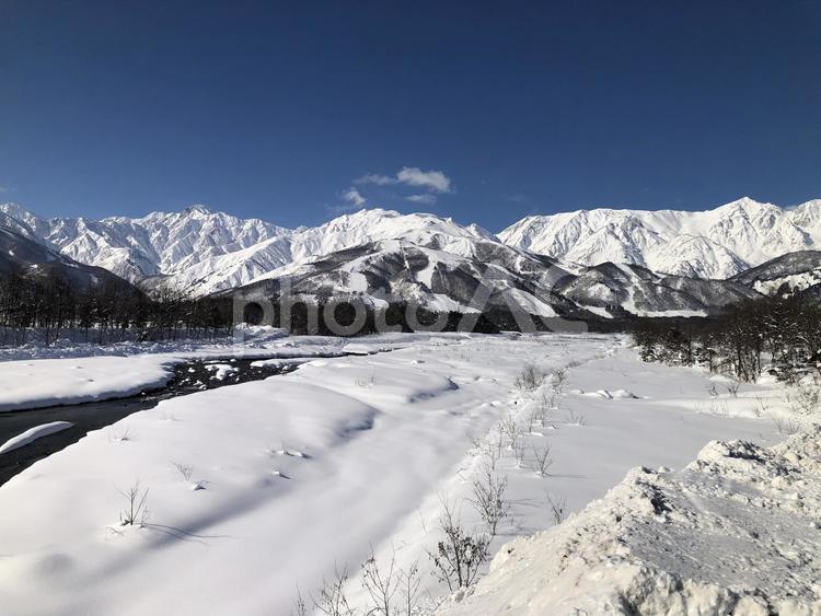 冬の北アルプス雪が積もった川　白馬村 冬,北アルプス,雪の写真素材