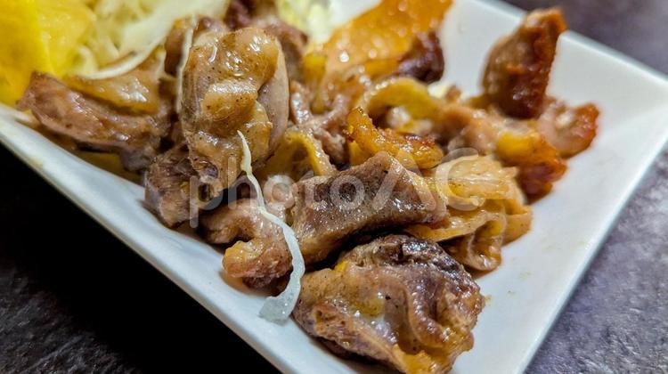 ジューシーな鶏皮焼き：ビールのつまみ 肉,唐揚げ,揚げ物の写真素材