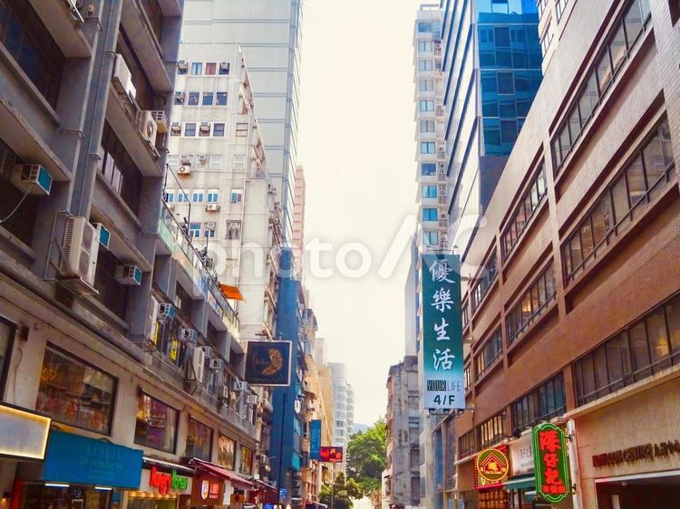 看板並ぶ香港の繁華街 空,スカイライン,看板の写真素材