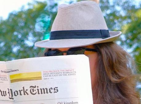 新聞を読むアメリカ人 新聞を読むアメリカ人の写真