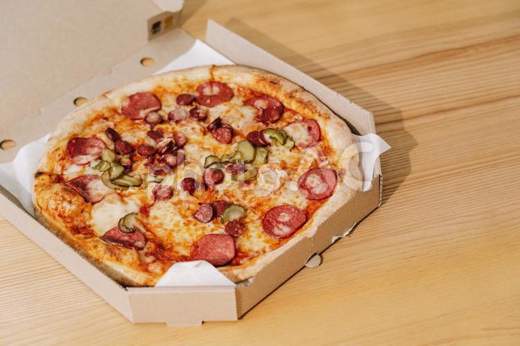 これから宅配ピザを食べるところ ピザ,イタリアン,食べ物の写真素材