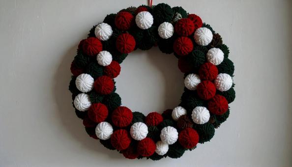 毛糸でできたクリスマスリース 毛糸でできたクリスマスリースの写真