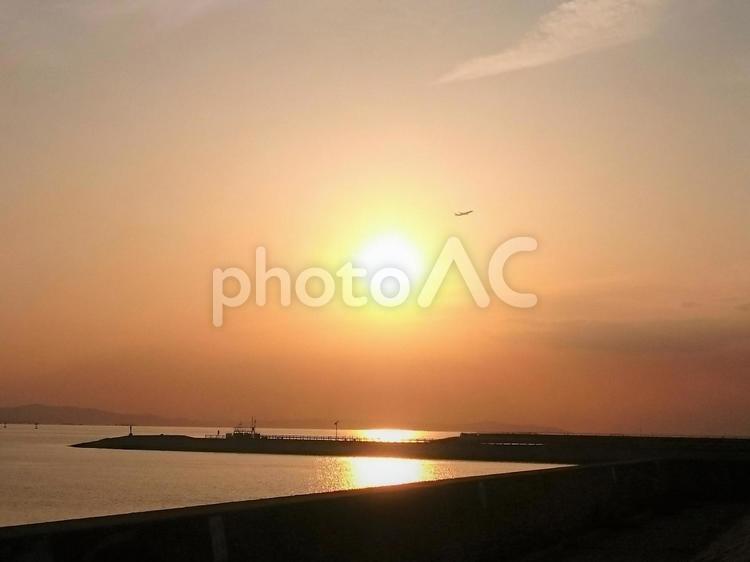 夕暮れの海岸と飛行機 夕暮れ,海,飛行機の写真素材