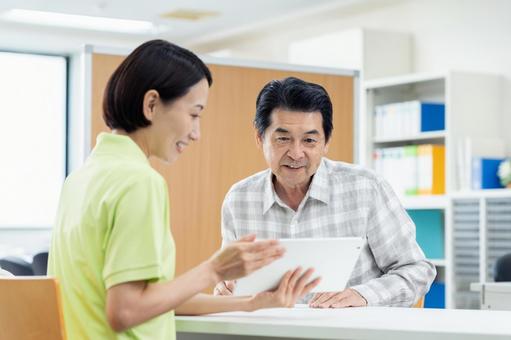 介護の相談をするシニアの男性 介護の相談をするシニアの男性 介護,シニア,高齢者の写真素材