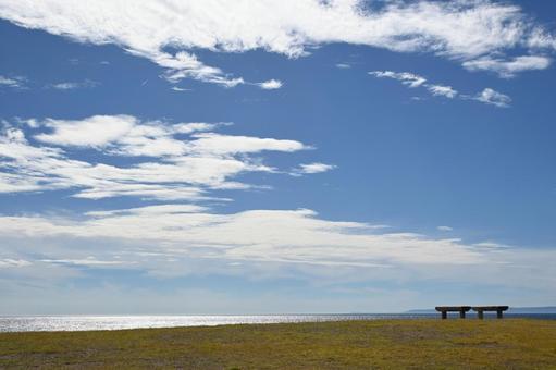 青空と海、ベンチのある風景 海,空,青空の写真素材