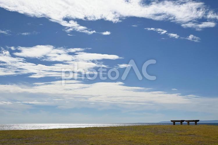 青空と海、ベンチのある風景 海,空,青空の写真素材
