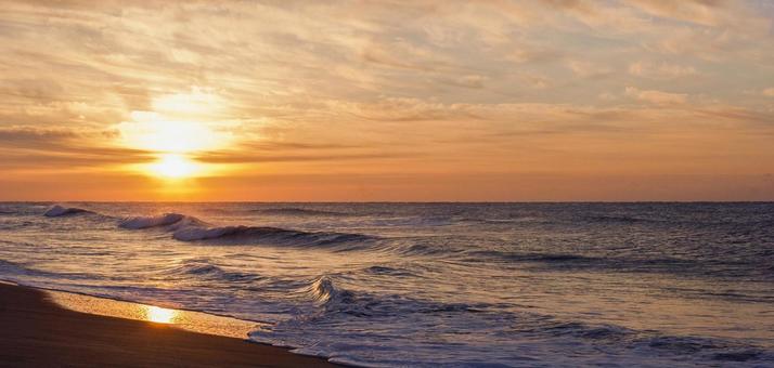 日の出　海 海,波,海辺の写真素材