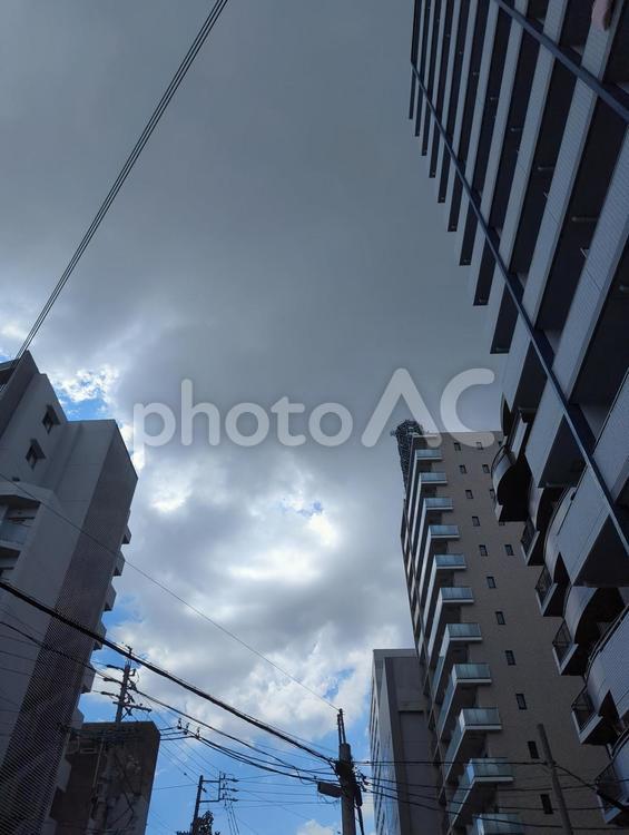 マンション街と天気の変わり目 ビル,町並み,街並みの写真素材