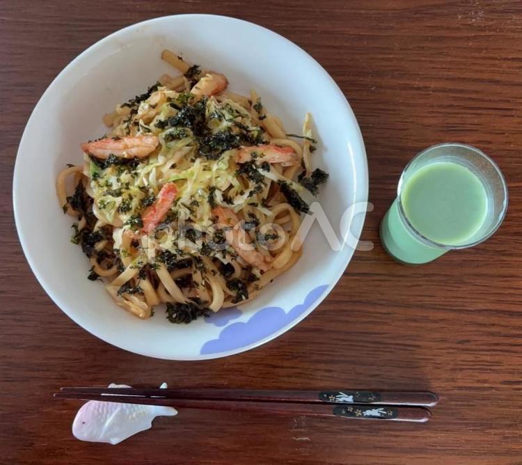 焼きうどんにカニ剝き身とジャバンのり昼食 昼食,焼きうどん,カニ剝き身の写真素材
