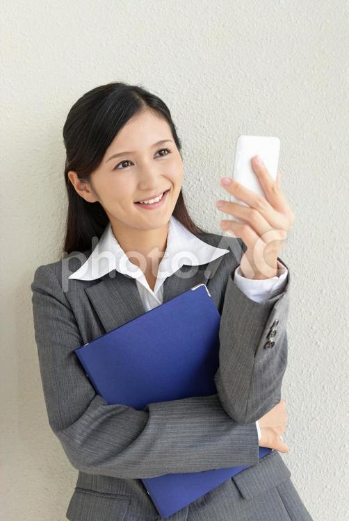 スマートフォンを持つ笑顔の女性 日本人,女性,人物の写真素材