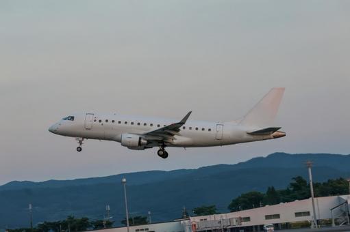 Crimson Departure Crimson Departure 飛行機,航空機,旅客機の写真素材