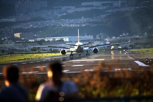 離陸する飛行機 離陸する飛行機の写真