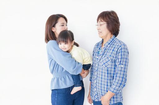 仲良しの子供と母とおばあさん 仲良しの子供と母とおばあさん 人物,孫,かわいいの写真素材